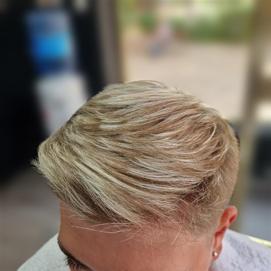 Mechas rubias con degradado a los lados